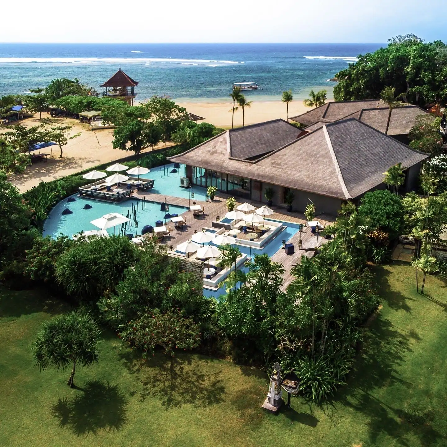 Бали, Club Med Bali: бассейн и пляж отеля с высоты