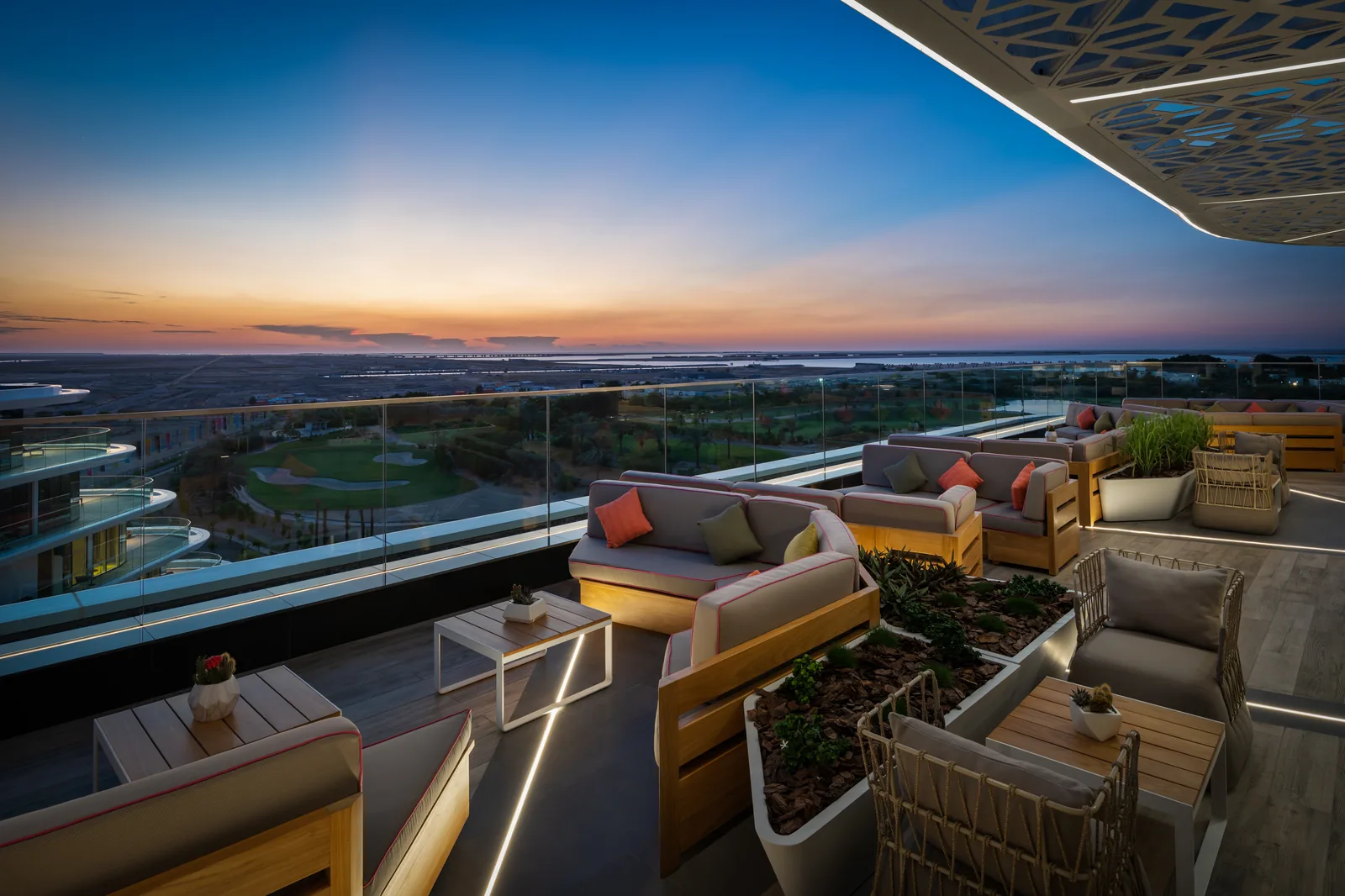 Дубай, JA Lake View Hotel: терраса ресторана на закате