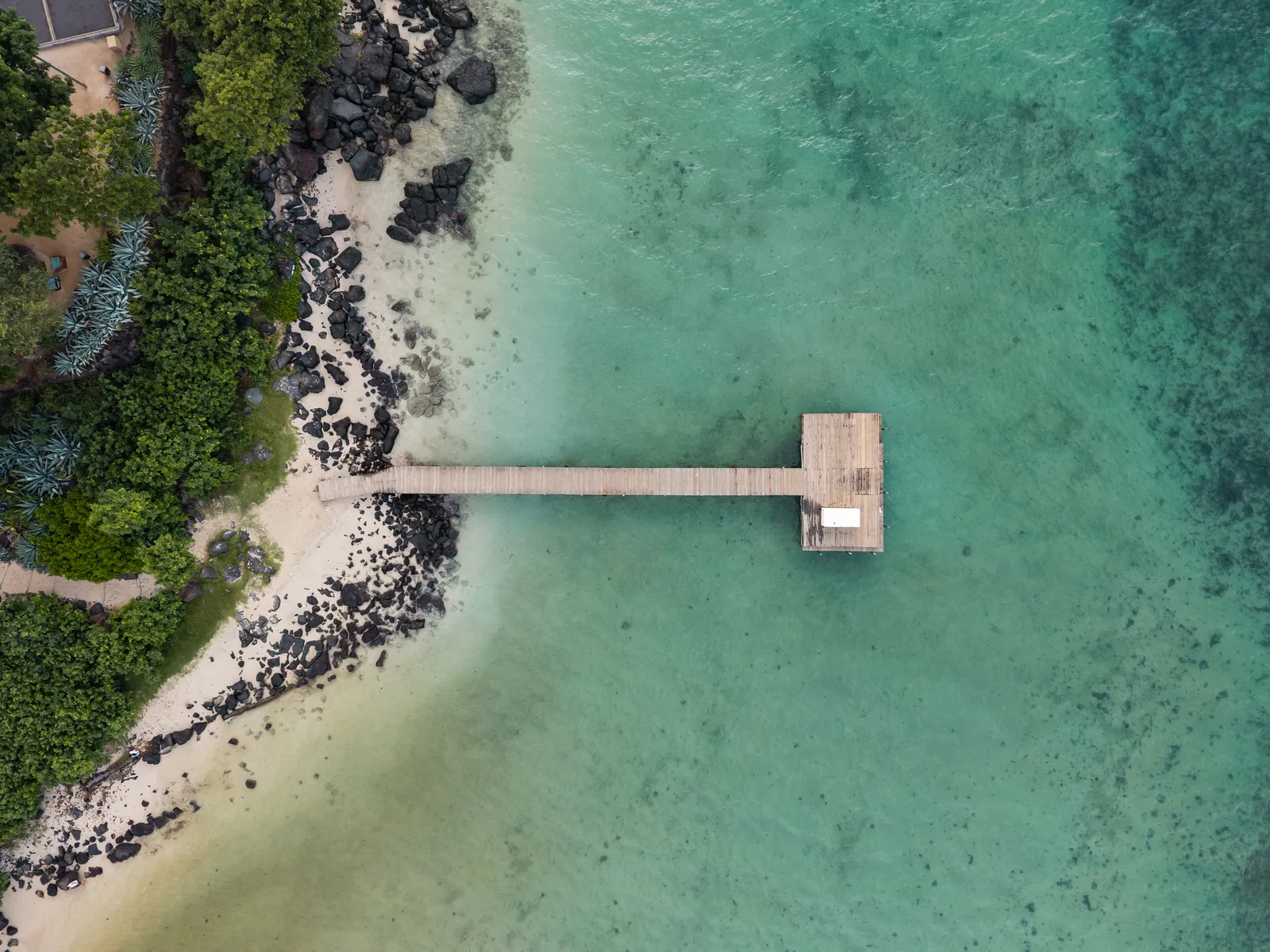Маврикий, Club Med La Plantation d'Albion: пирс в бирюзовой лагуне с высоты