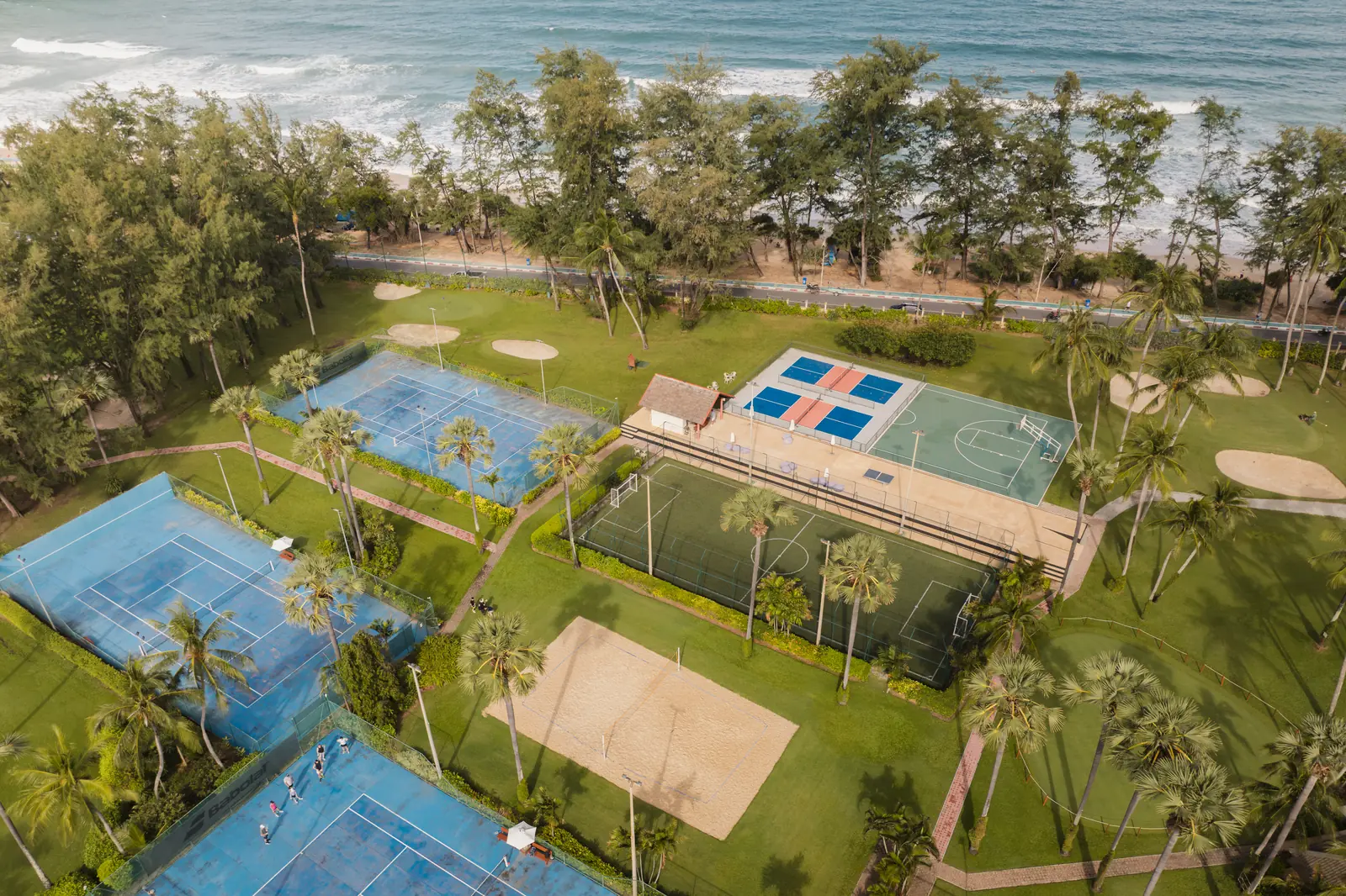 Пхукет, Club Med Phuket: спортивные корты отеля у моря с высоты