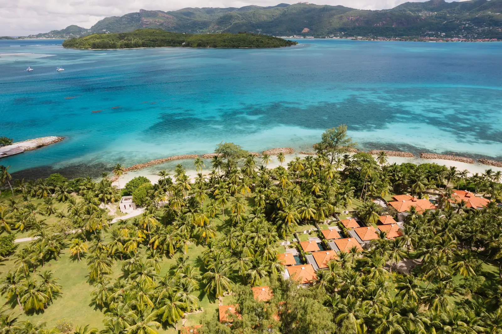 Сейшелы, Club Med Seychelles: побережье острова и виллы в пальмах с высоты